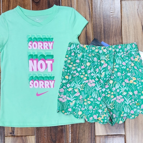 🆕️ Nike V Neck Tee - Picture 8 of 8